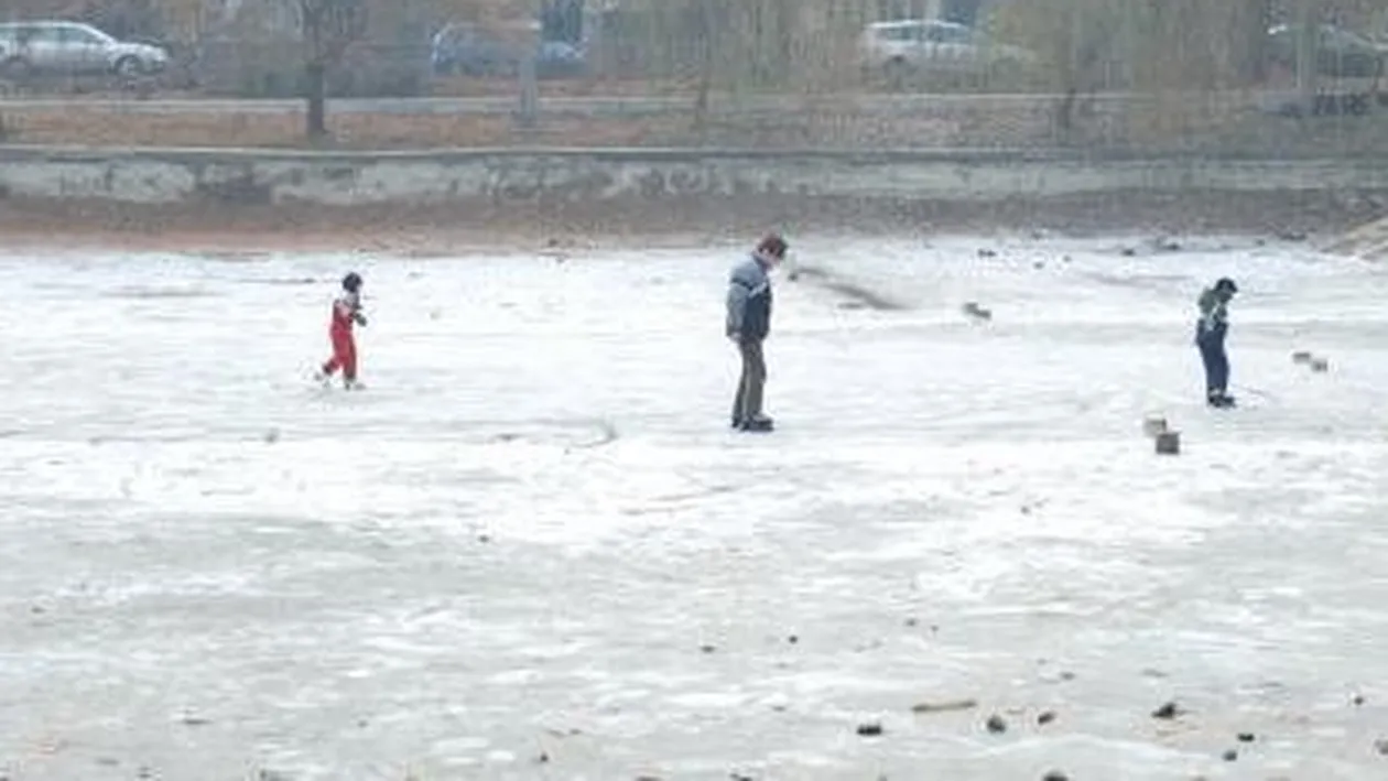 Incident la Gherla! Un copil de 6 ani a căzut în Someşul Mic! Băiatul este căutat de pompieri