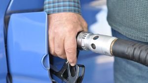 Mare atenţie! Aşa se fură motorina şi benzina, la pompele din România! Replica pe care o spun angajaţii din benzinării când vor să "te facă"