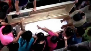 A auzit-o ţipând în cavou, aşa că a dezgropat-o pe iubita lui, la o zi după înmormântare! E şocant ce a urmat