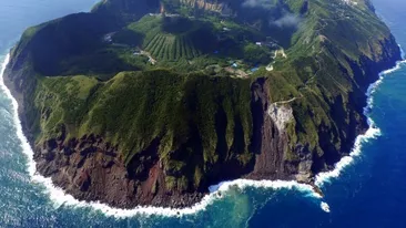 Poveste rupta din romanele lui Jules Verne! 200 de oameni traiesc intr-un paradis din mijlocul unui vulcan!