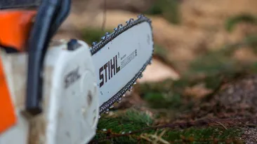 Gest extrem al unui român în Ibiza! A amenințat cu drujba un om, când i s-a atras atenția că nu poartă mască de protecție