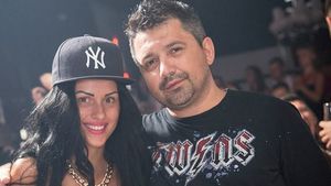 Cand Mihai Costea nu este acasa, fosta si actuala iubita danseaza pe masa! Daniela Crudu si Oana Popa s-au distrat in acelasi club