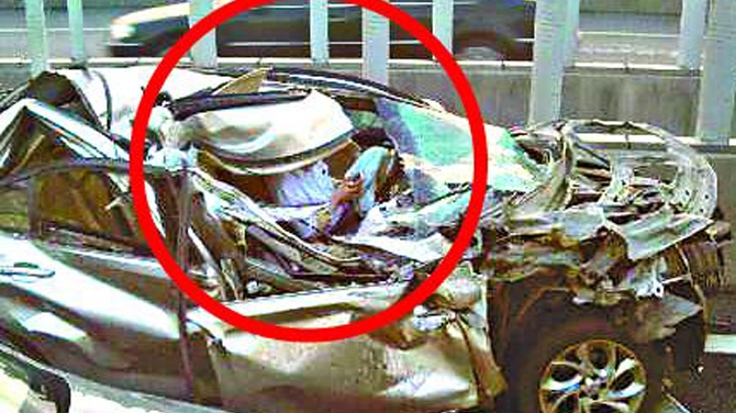 Incredibil! Si-a updatat statusul pe Facebook din mijlocul fiarelor contorsionate: "Hei, tocmai ce am avut un accident"