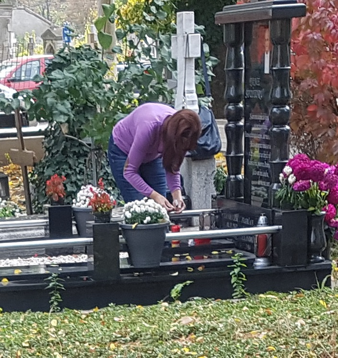 Elena, văduva lui Fane Spoitoru, merge des la mormântul soțului