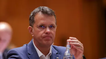 Ministrul Apărării, Ionuț Moșteanu, show cu trotineta în sediul USR! Imagini video inedite