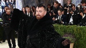 Sam Smith naște controverse din nou la Met Gala 2026. Ținuta artistului a ridicat din nou sprâncene în mediul online