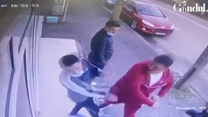 Un patron de frizerie din Teleorman, ”curentat” cu un croșeu devastator de un lider de clan interlop VIDEO
