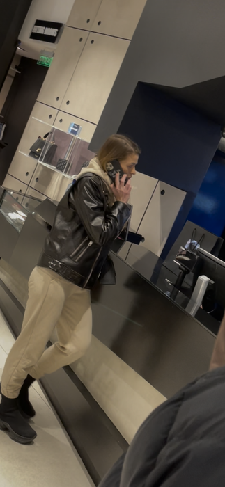 Roxana Nemeș, ocupată cu mobilul (Foto: CANCAN.RO)