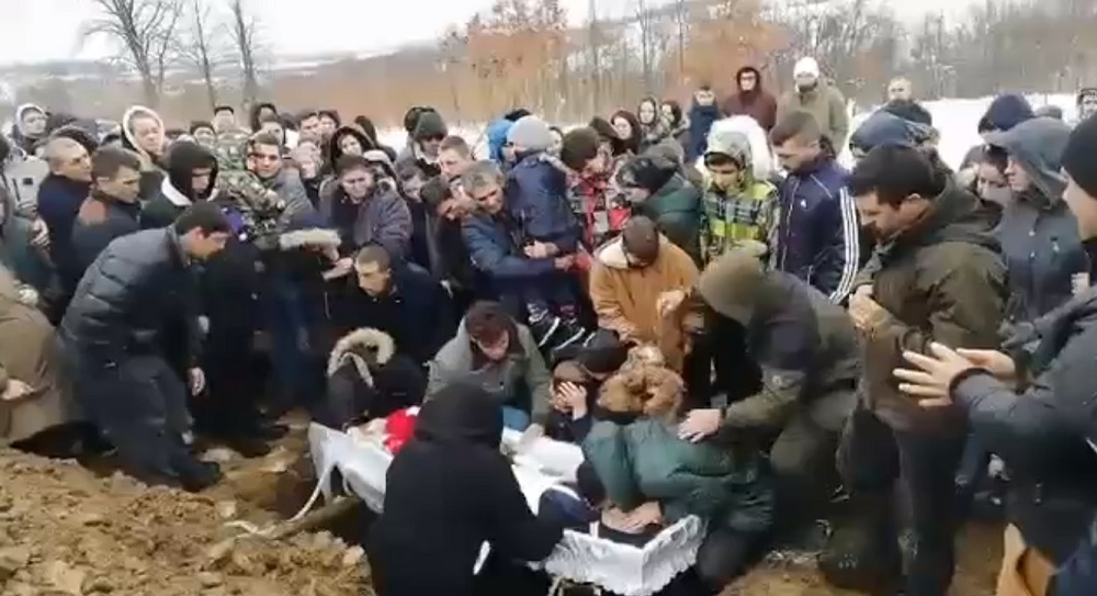 Imagini de la înmormântarea mamei din Timiș cu 18 copii! E cutremurător ce s-a întâmplat când au băgat-o pe Lidia în groapă. VIDEO