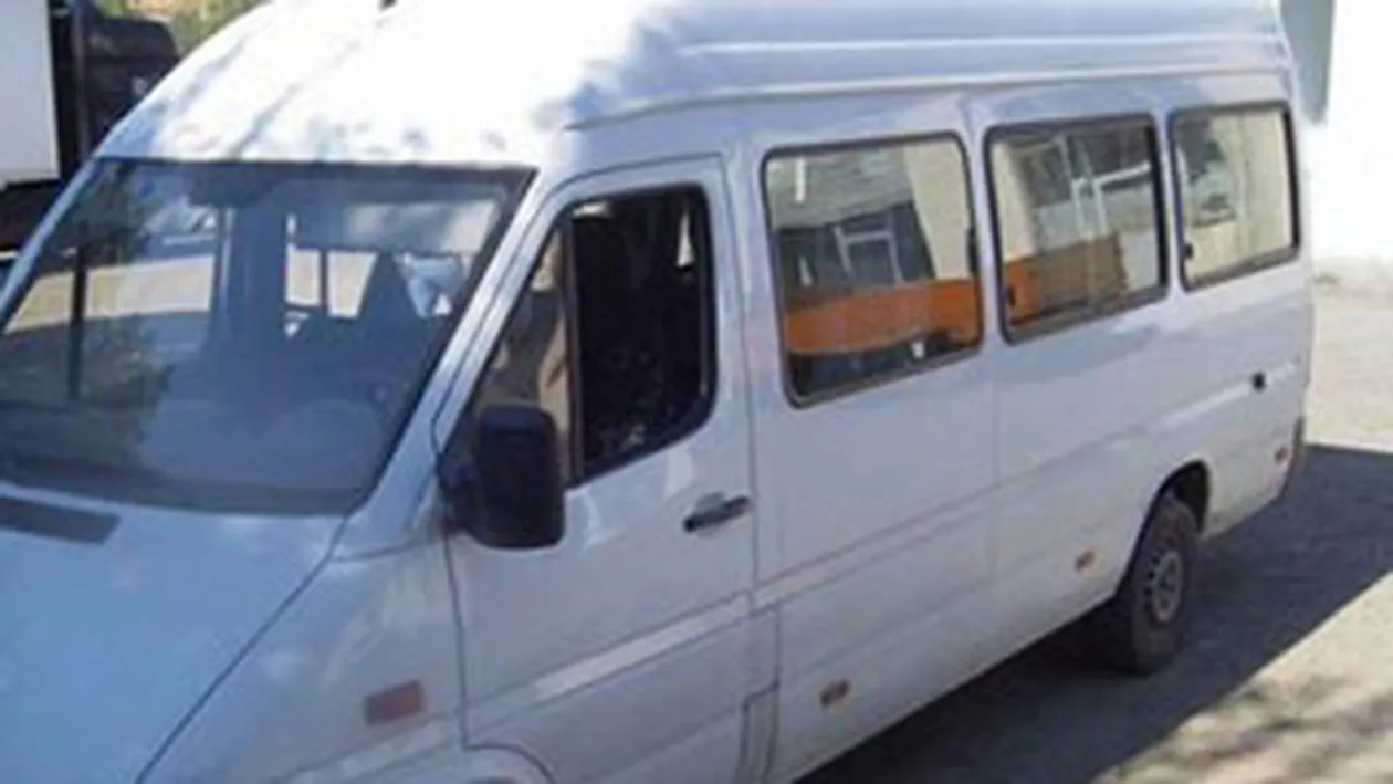 11 persoane, ranite dupa ce un microbuz ce transporta muncitori a fost implicat intr-un accident