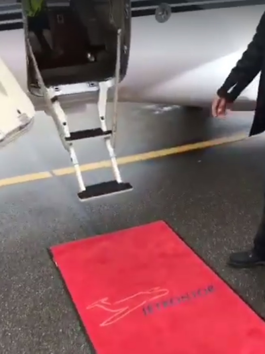 La urcarea în avion, Victoraş este aşteptat cu covorul roşu