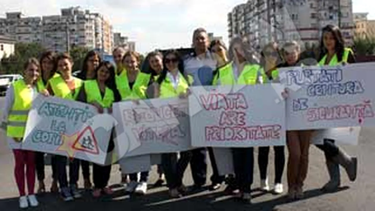 Campanie rutiera inedita in Arges: indicatoare plimbate in trafic de fete de liceu