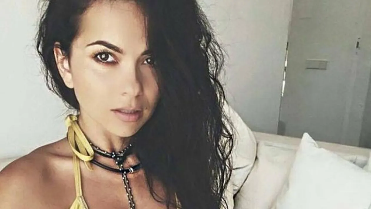 Mai sexy de atât nici că se putea! INNA s-a fotografiat fără sutien îmbrăcată cu un tricou ud şi...