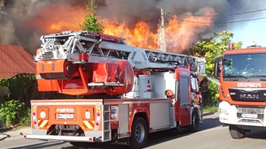 Incendiu de proporții la un restaurant din Pitești! Au intervenit trei autospeciale, o autoscară și ambulanță SMURD