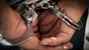Polițist băcăuan, condamnat la 7 ani și opt luni de închisoare pentru că lua șpăgi de mii de euro și bătea suspecții