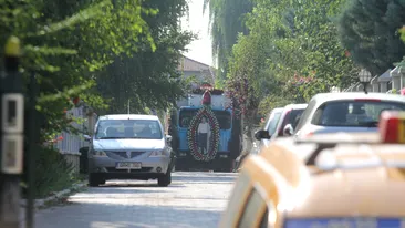 UPDATE Primele imagini de la inmormântarea lui Nae Nicolae! Florile aduse de prieteni sunt transportate de 3 camioane