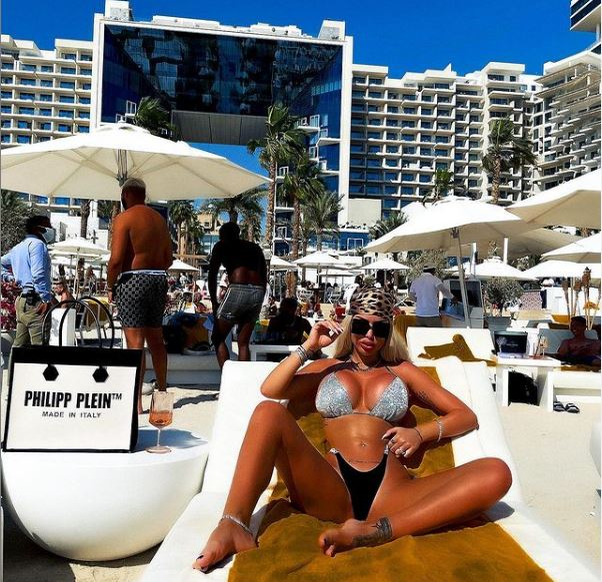 Loredana Chivu se află la plajă, în Dubai, dar acasă are probleme cu proprietarul spatiului pe care l-a închiriat