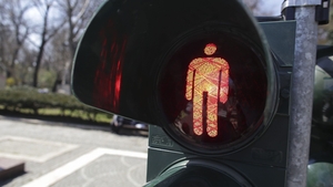 Premieră în România. Pietonii care se uită în telefon atunci când traversează strada ar putea fi amendați
