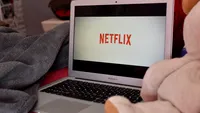 Filmul de pe Netflix care a rupt topurile! Comedia romantică de Crăciun i-a cucerit pe abonați