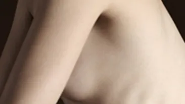 E numai piele şi os! O puştoaică de 15 ani are aceaşi greutate cu cea a unui copil de 8 ani şi zice că-i prea grasă