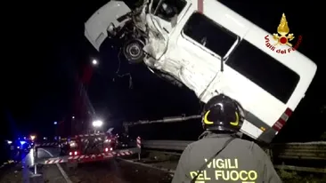 Români răniţi pe o autostrada din Italia. Trei sunt în stare gravă

