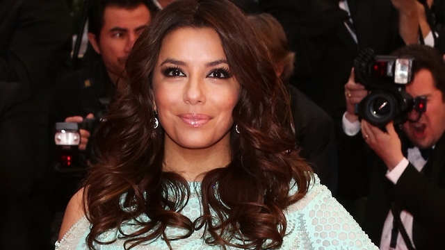 Poarta sau nu lenjerie intima? Eva Longoria, moment rusinos pe covorul rosu de la Cannes