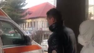 Incredibil! Primul pacient român suspect de coronavirus, plimbat prin spital doar cu o mască sanitară