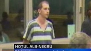 VIDEO Inventivitatea hotilor nu are limite: un talhar s-a deghizat in barbat de culoare si a jefuit mai multe banci!