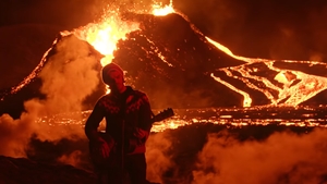 Videoclip inedit! O trupă rock a cântat în fața unui vulcan care erupe. „A fost foarte provocator și a fost dificil de realizat”