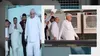 Liderul spiritual din India a „defilat” cu aparatele de aer condiționat la purtător! Canicula și-a întâlnit „nașul”!