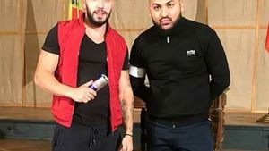 Nu se lasă! Dani Mocanu şi-a făcut un tatuaj-manifest la adresa DIICOT-ului! Ipostaza în care apare manelistul: "E super tare, boss!"