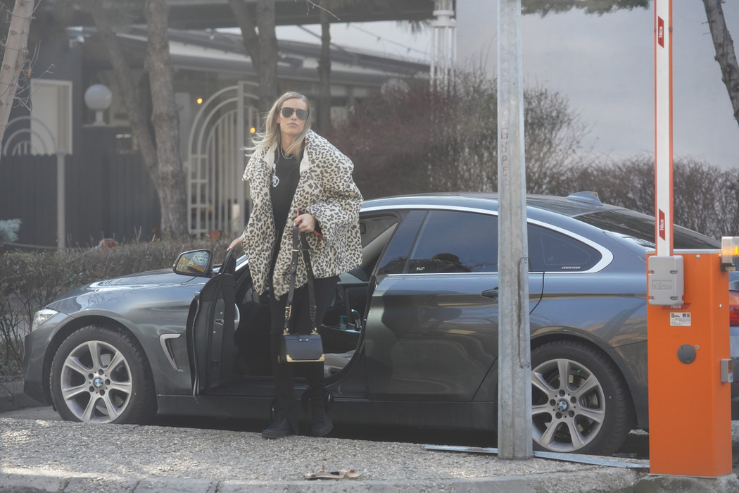 Gabriela Prisăcariu și-a făcut "de lucru" la restaurantul lui Dani Oțil, "The Grill" (Foto: CANCAN.RO)