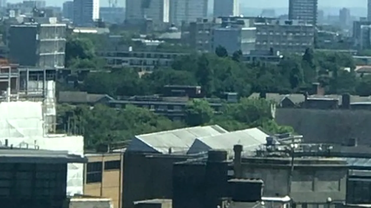 Incendiu puternic în Londra! Un turn cu 22 de etaje a luat foc! VIDEO