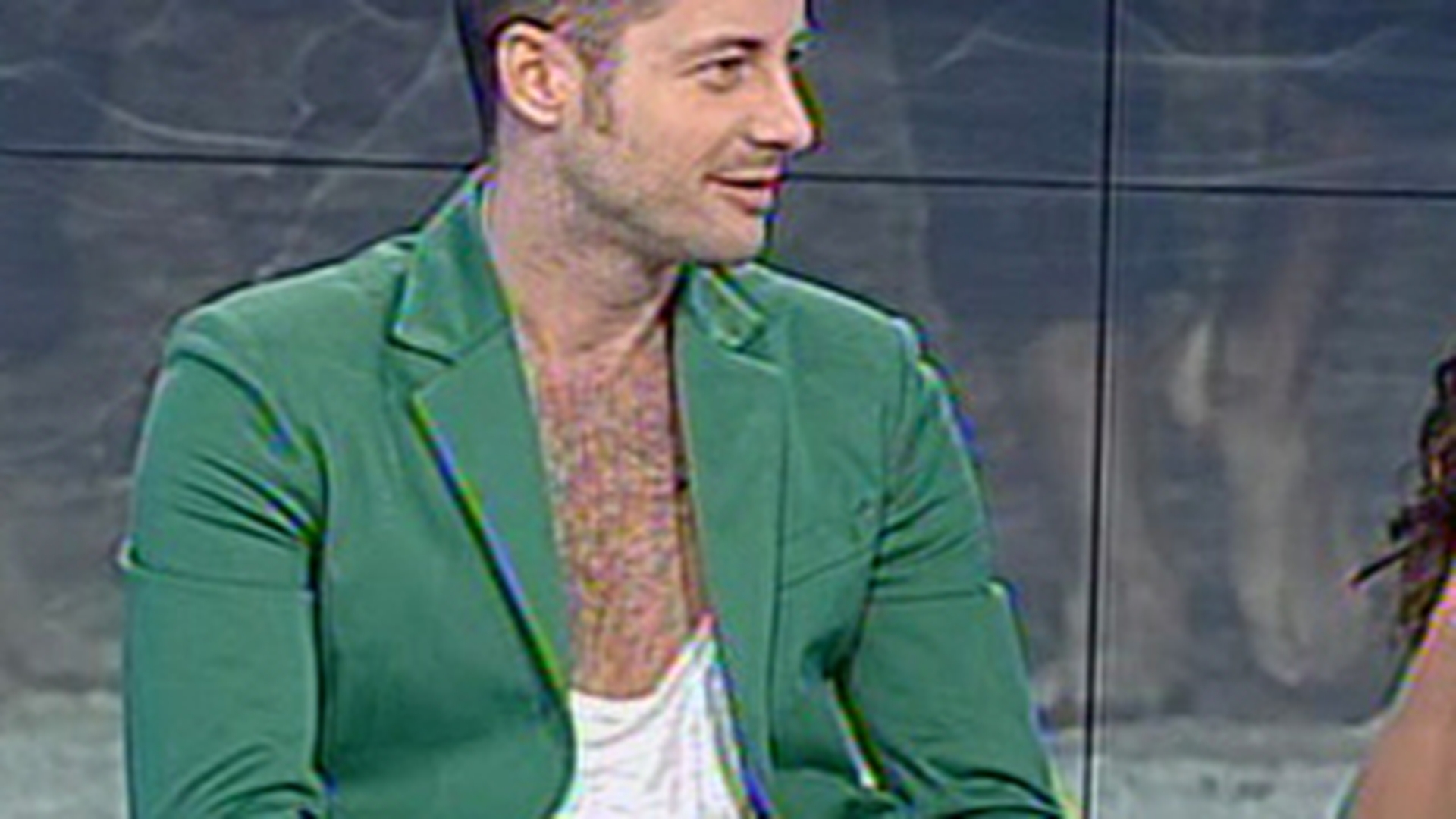 Adi de la Akcent sfideaza vara! Sta cu "blana" pe el! Uite cum poate sa arate intr-o bluza cu vedere la pectorali
