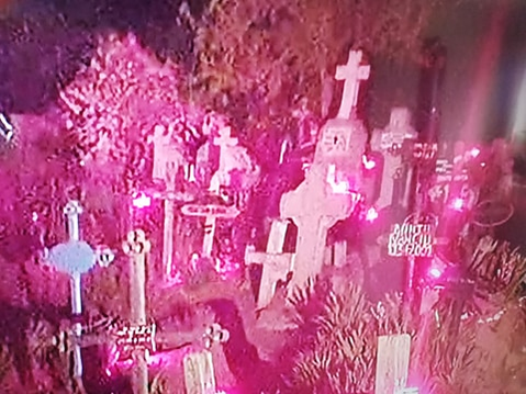Un preot din Galați a pus, noaptea, candele la toate crucile din cimitir și le-a aprins
