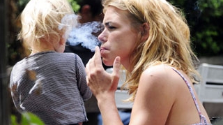 Billie Piper ii pufaie copilului in nas