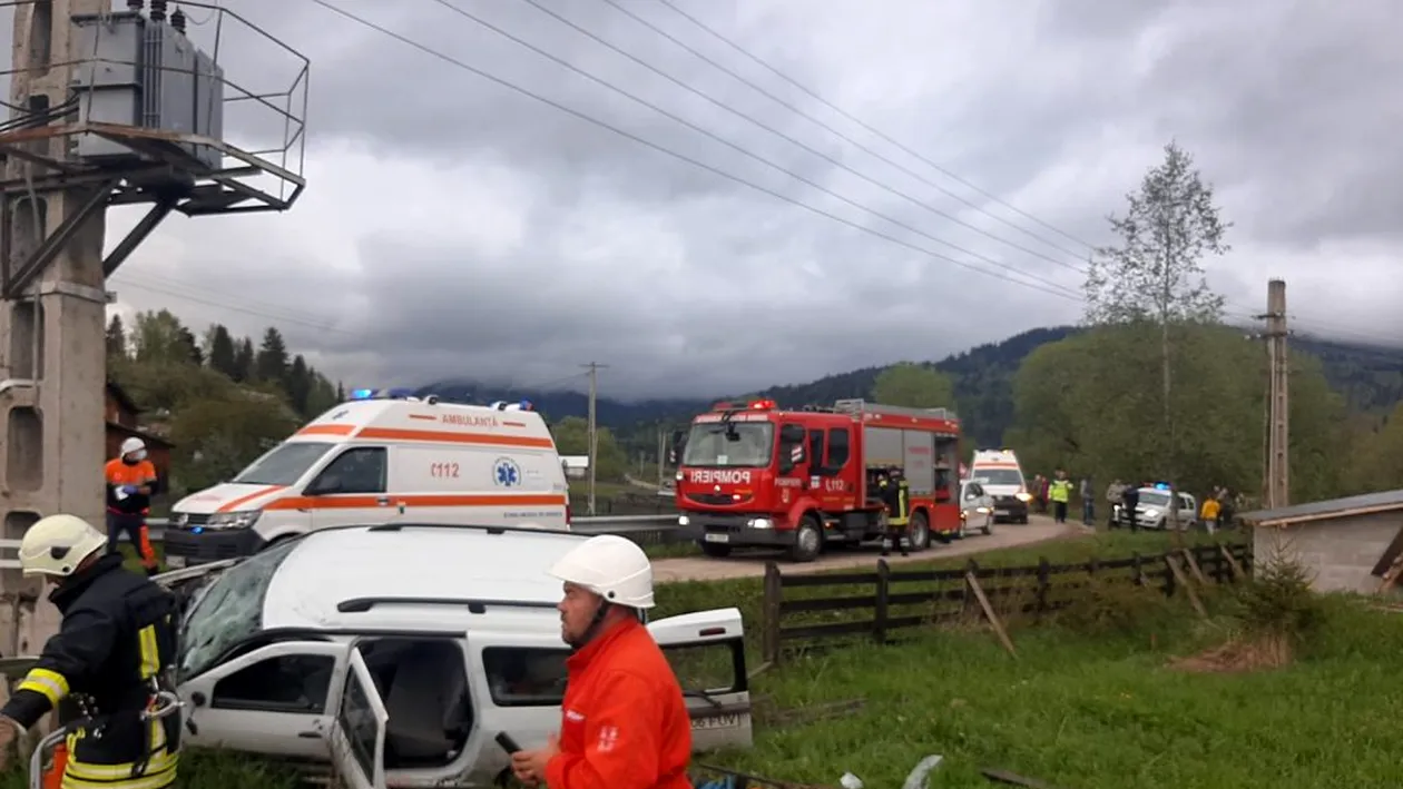 Accident grav în Suceava! O persoană a murit și alte 5 au fost rănite, după ce o mașină a intrat în stâlp. FOTO