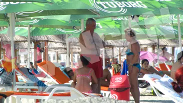 Dezbracati de griji si haine! Calin Popescu Tariceanu si-a scos proaspata sotie la plaja!