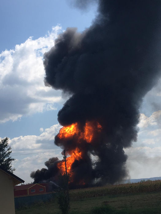 Incendiu puternic la o fabrică de vopsele din Mihăești-Vâlcea | FOTO + VIDEO