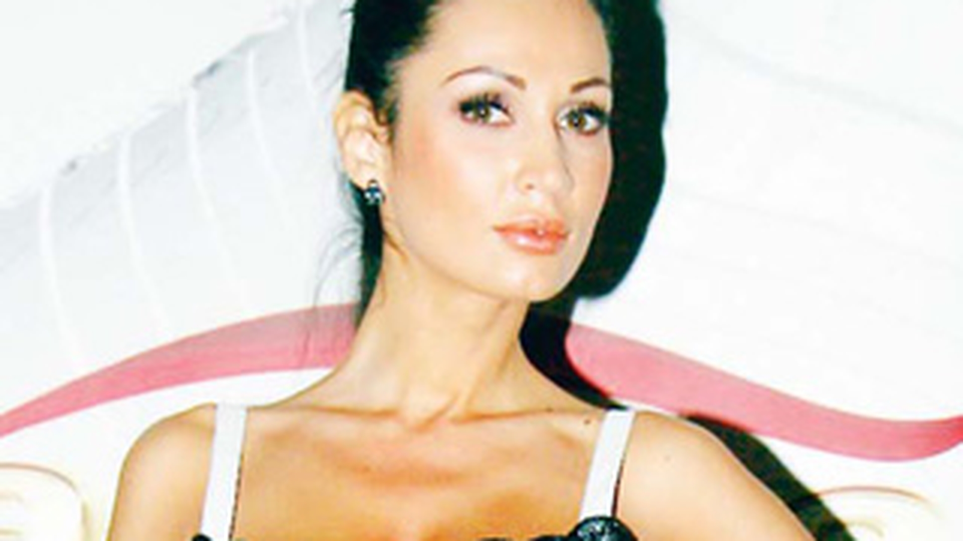 Nicoleta Luciu si stilul ei vestimentar haotic! Vezi aici cea mai buna si cea mai neinspirata tinuta ale brunetei!