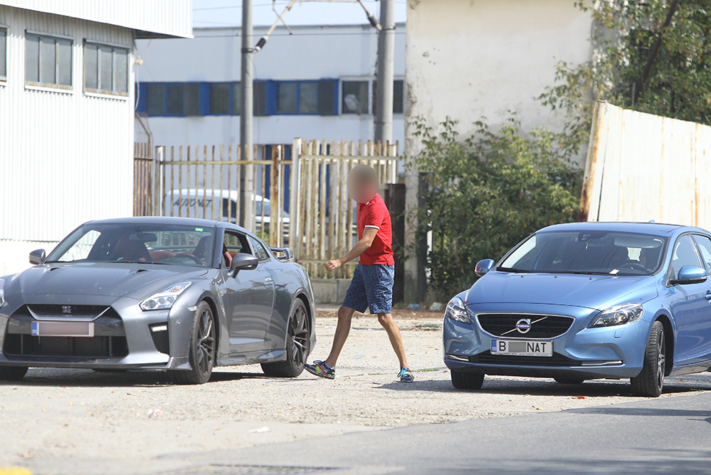 Bărbatul se îndreaptă spre Nissan-ul său după discuţia plăcută cu Anca Lungu