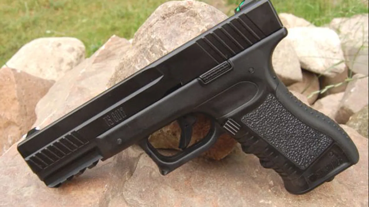 Un fotbalist a scos pistolul si l-a fluturat in vestiar de fata cu echipa! Era invinuit pentru esecul echipei si a cedat nervos! Vezi despre cine e vorba