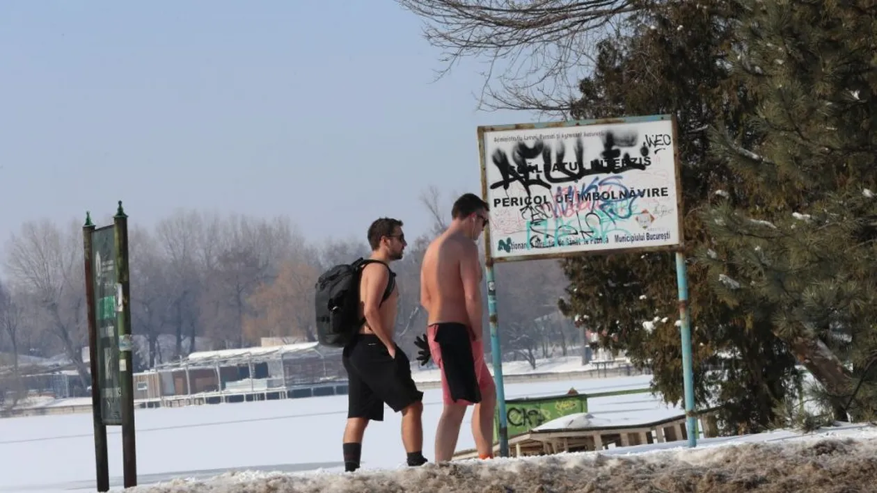 Deși afară au fost -16 grade în Capitală, ei s-au plimbat la bustul gol, în plină stradă!