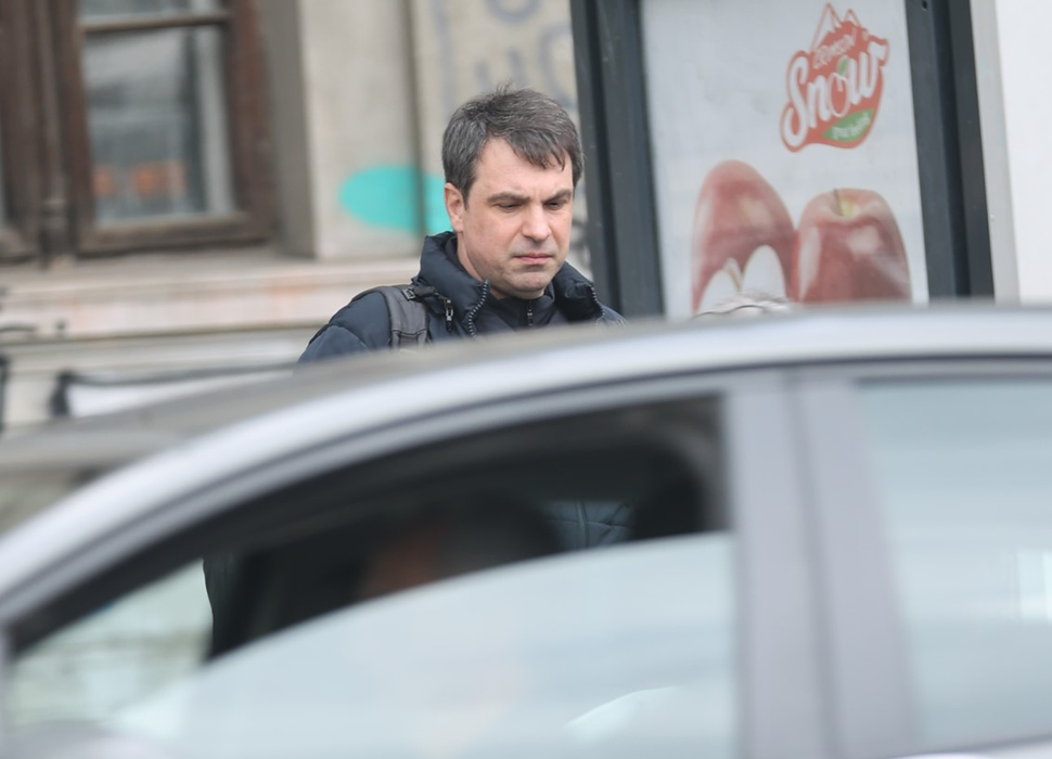 Alexandru Papadopol, abătut în stația de autobuz (SURSA FOTO: CANCAN.RO)