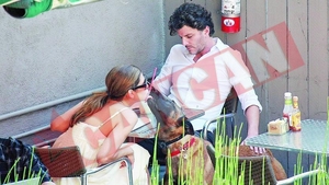 Eva Mendes saruta cainele in locul iubitului