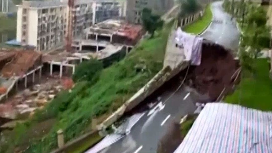 O porțiune de drum s-a prăbușit în China! Camerele de supraveghere au surprins totul