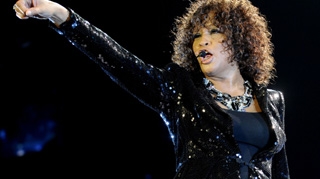 Whitney Houston a luat-o razna de tot! A facut scandal in avion si a refuzat sa isi puna centura de siguranta!