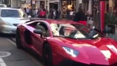 S-a ţinut de poante cu acest şofer de Lamborghini, dar a fost la un pas de moarte. Ce se întâmplă când tânărul se urcă pe capota super-maşinii i-a şocat pe mulţi