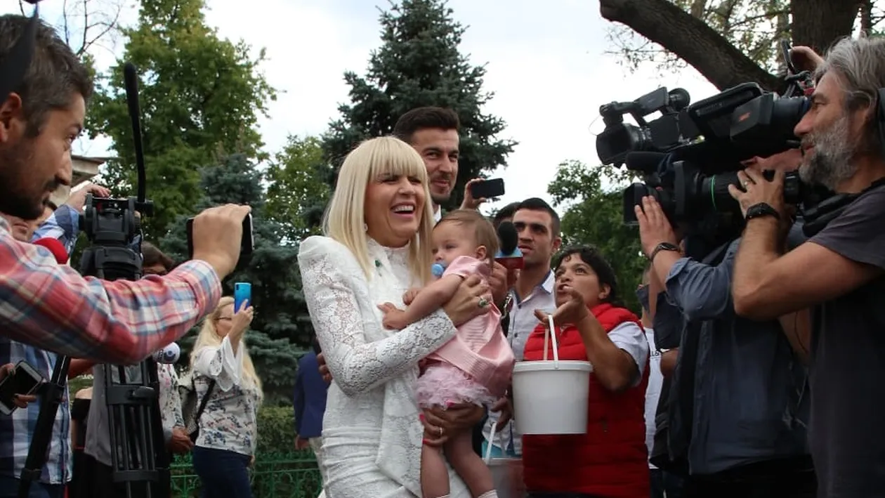 Traian Băsescu și soția lui, apariție de senzație la petrecerea fiicei Elenei Udrea! Cum a fost primit fostul președinte al României