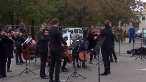 Gest impresionant pentru pacienții COVID! O orchestră a susținut un concert în curtea Institutului Fundeni. „Muzica ar putea alina suferința”